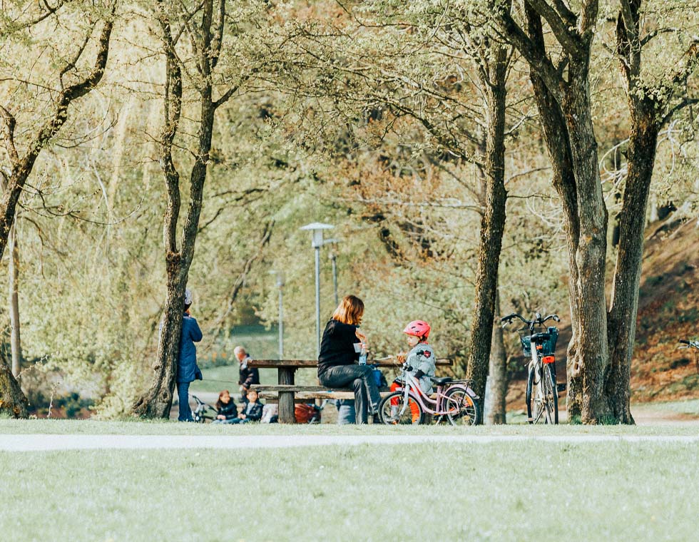Flyt til Hjørring - mor og datter sidder i parken