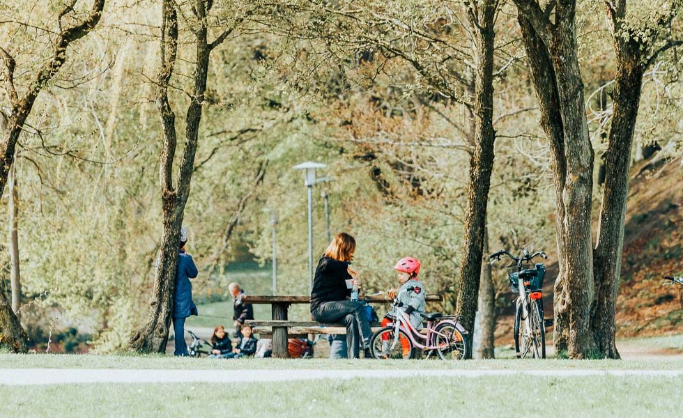 Flyt til Hjørring - mor og datter sidder i parken